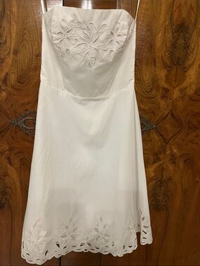 Beautiful White House Black Market White Strapless Embroidered Dress Size 2